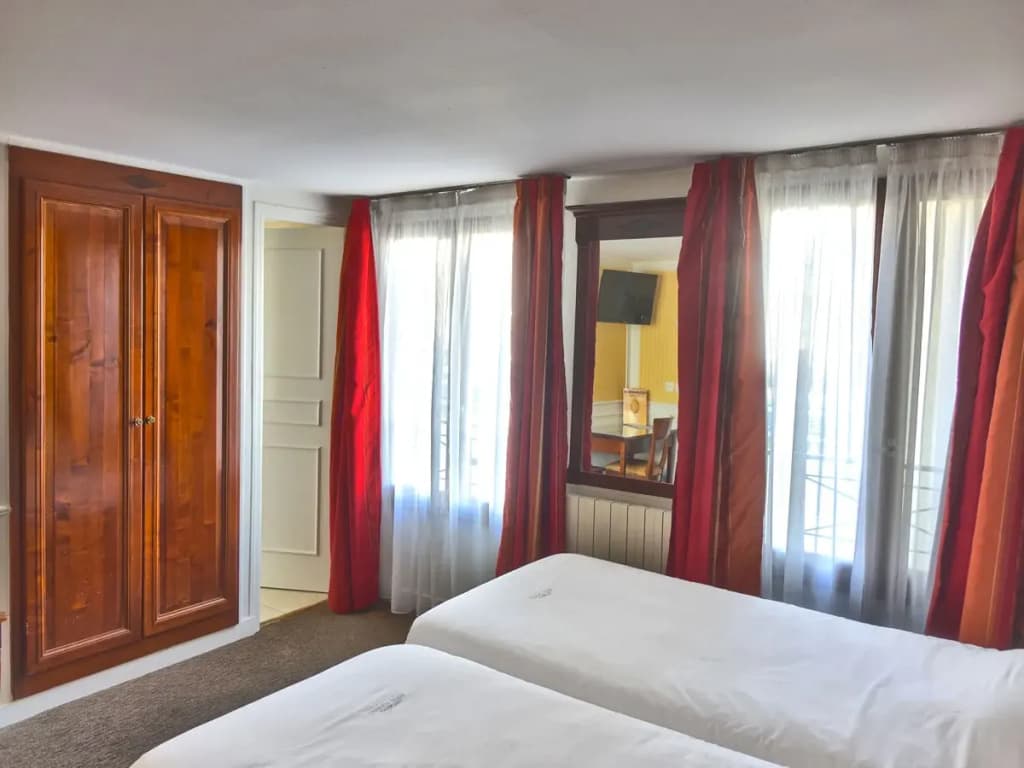 Hotel Touring - Photo 3