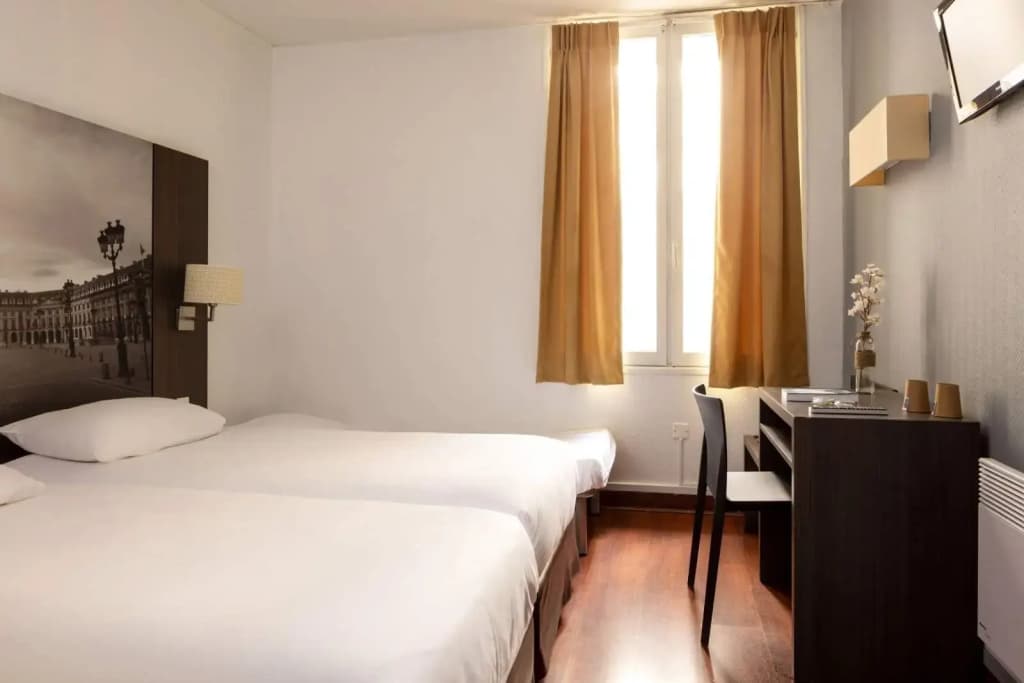 Victoria Hotel - Photo 2
