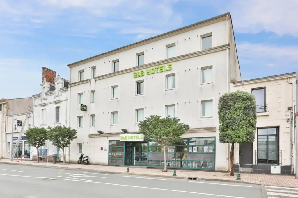 B&B HOTEL Les Sables-d'Olonne Centre Gare - Photo 1