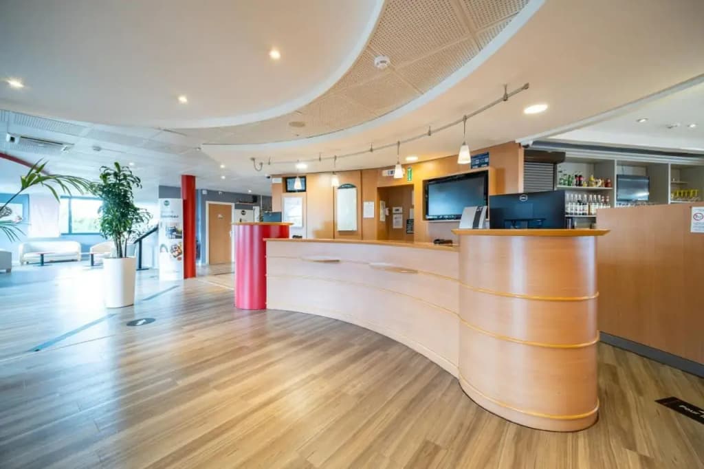 B&B HOTEL Calais Terminal Cité de l'Europe 3 étoiles - Photo 3
