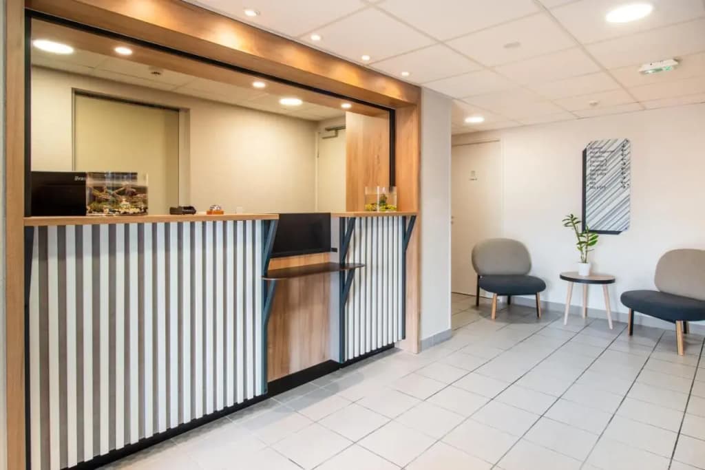 B&B HOTEL Cholet Nord - Photo 2