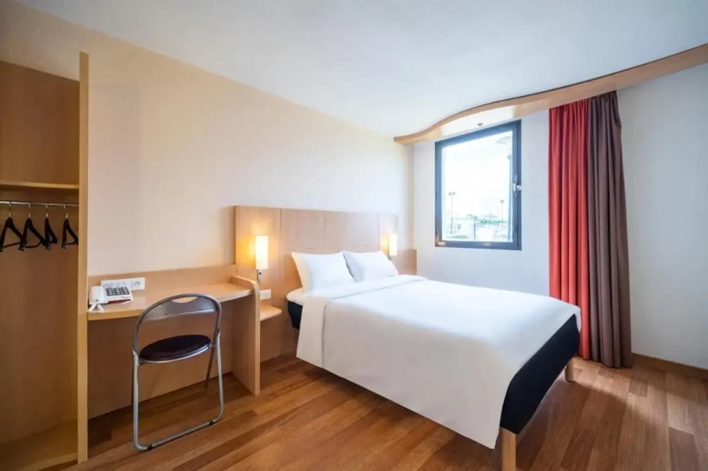 B&B HOTEL Calais Terminal Cité de l'Europe 3 étoiles - Photo 5