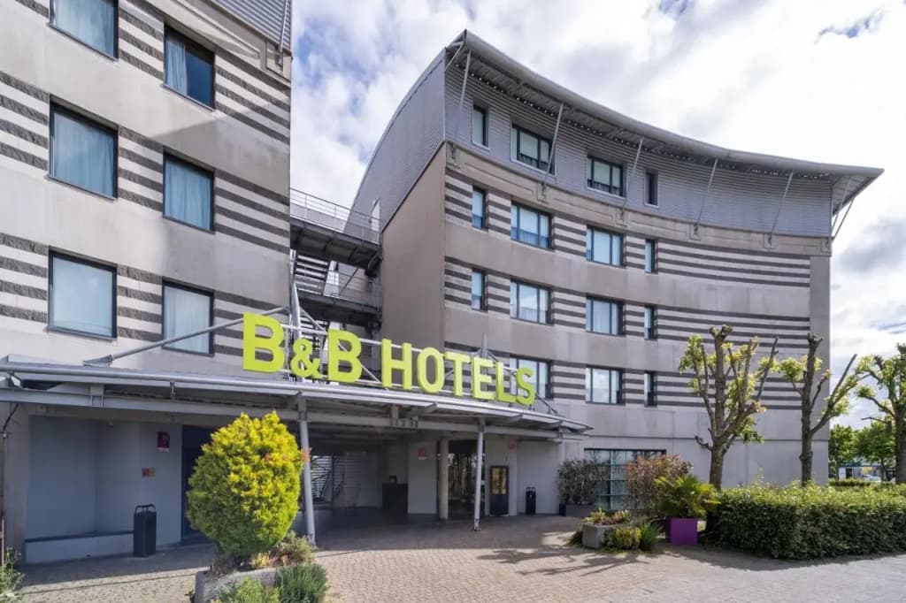 B&B HOTEL Calais Terminal Cité de l'Europe 4 étoiles - Photo 1
