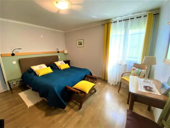 CHAMBRES D'HOTES 2 à 4p ou GITE DE GROUPE 16p, 7 ch, 6 sdb, parc et salle de réception