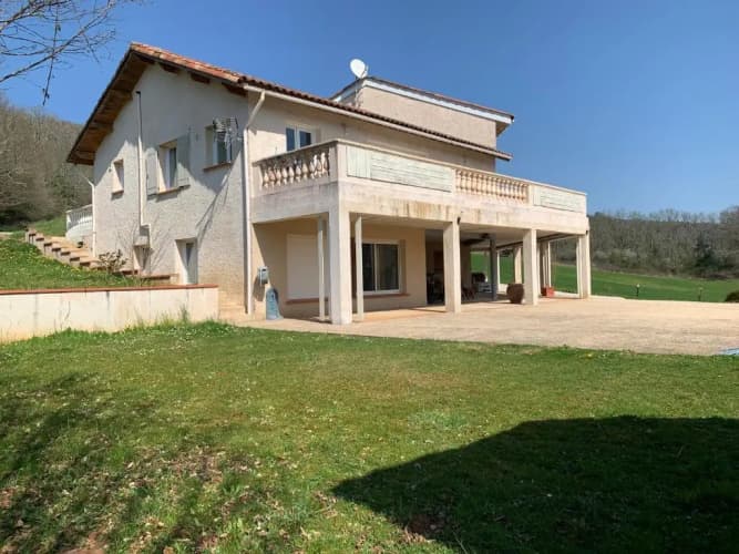 Rez de Piscine, 10 Personnes - RÊVE DE PAPILLON et À L'étage, 5 Personnes - NID D'ÉTOILES, Il s'agit bien de deux gîtes individuels qui sont reliés par un escalier interne, cela permet a une grande famille de louer les deux gîtes