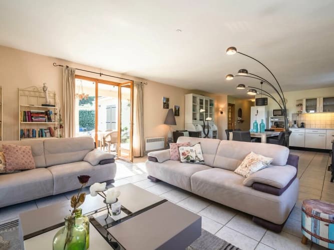 Relaxing Villa Near Lake & Beaches
