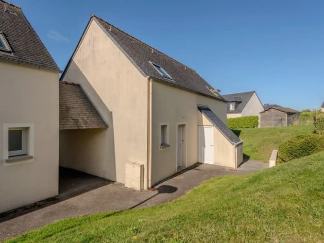 Peaceful Coastal Stay With Access to Pool