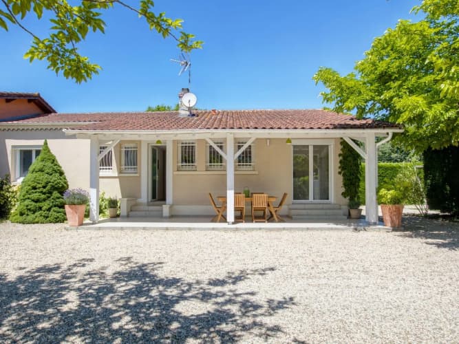 Modern Holiday Home in Barry-d'Islemade with Pool