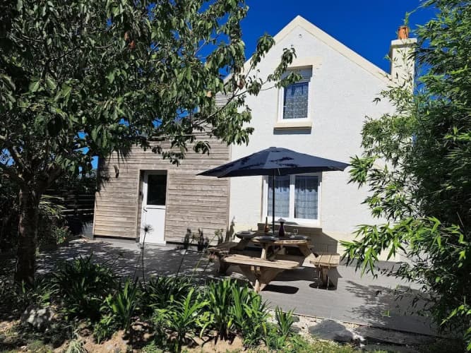 Holiday Home in Cleder Near Les Amiets Beach