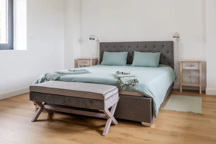L'Eperonnete surrounded by Vineyards, 5* Classification Guest House