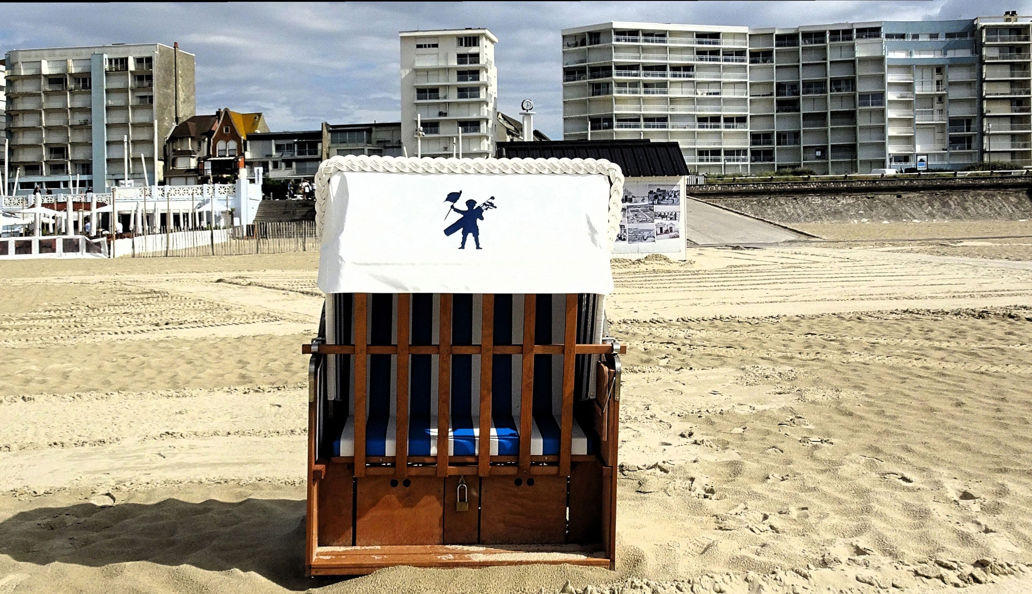 Cabine de plage traditionnelle sur le sable du Touquet-Paris-Plage, face aux immeubles de la digue