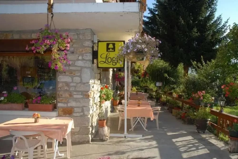 Hotel Restaurant Le Grillon - Photo 1
