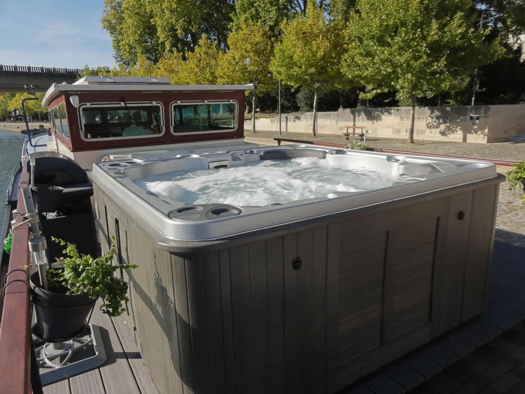 Serenity Barge - Photo 1