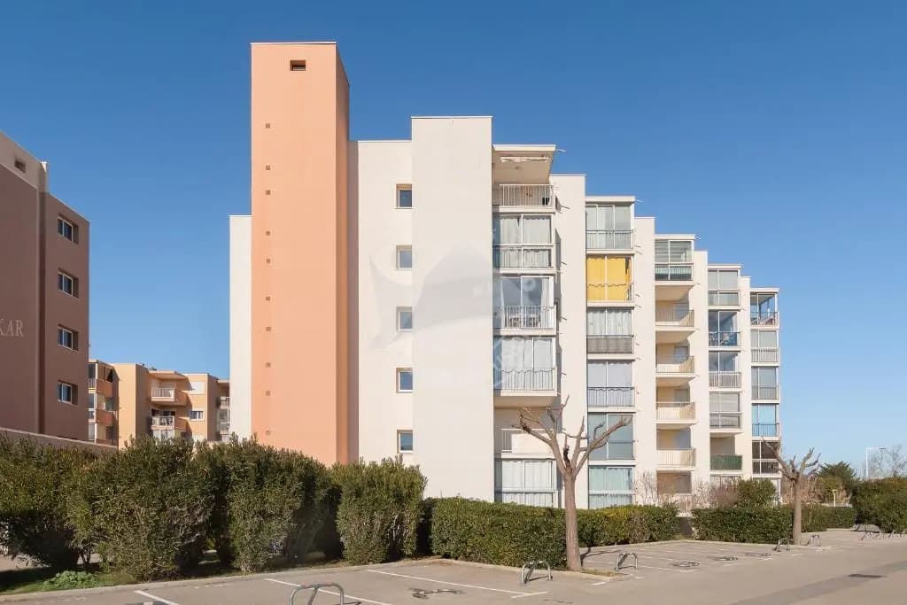 AS21116 - P2 centre ville dans une résidence à 200m de la plage - Photo 1
