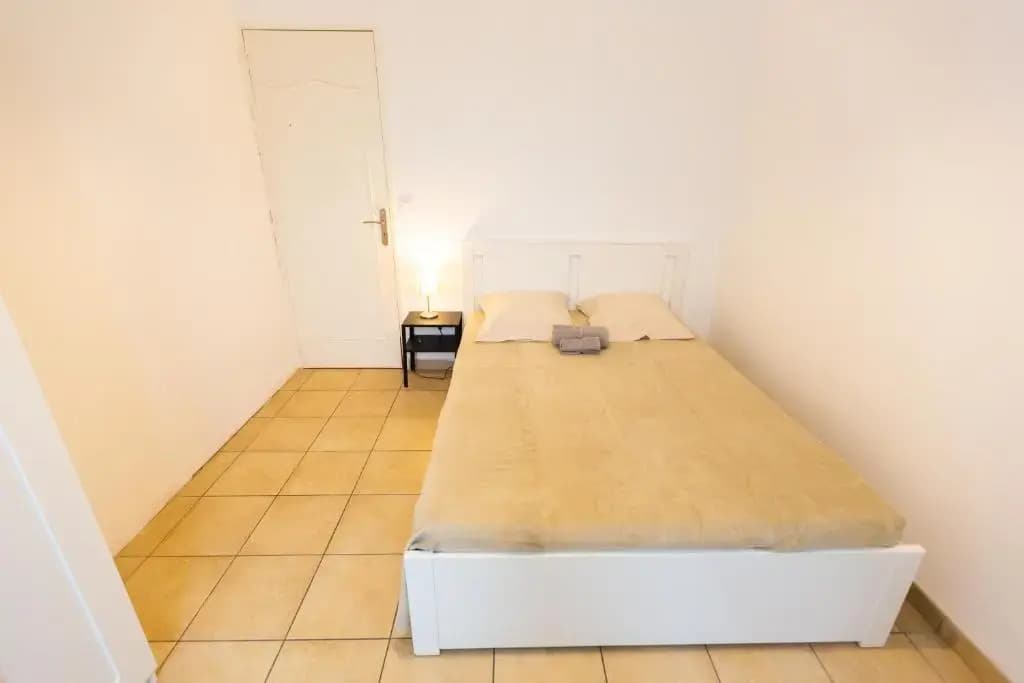 Superbe T4 renove spacieux avec stationnement libre et gratuit - Photo 1