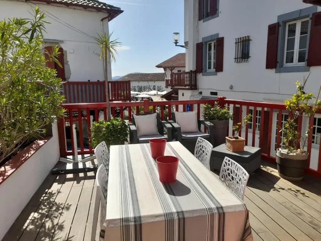 En plein coeur du village de Bidart et de ses commerces et à 200 mètres de la mer, un appartement T2 sympa - Photo 1