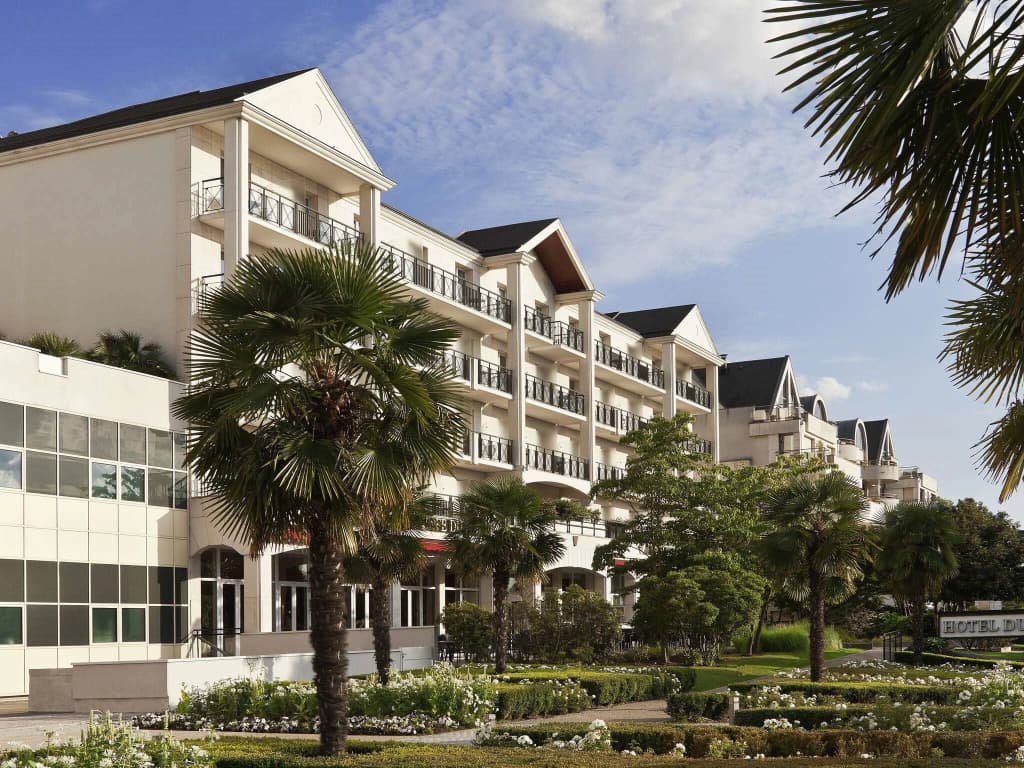 Hôtel Barrière l'Hôtel du Lac - Photo 1