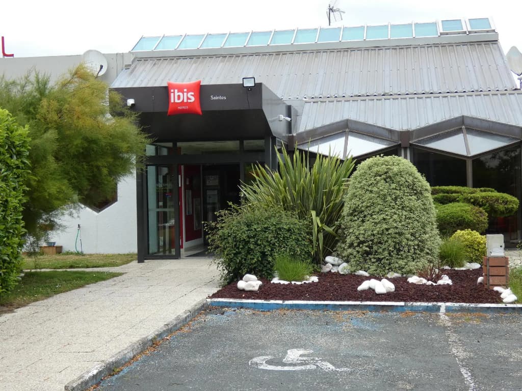 Hôtel ibis Saintes - Photo 1