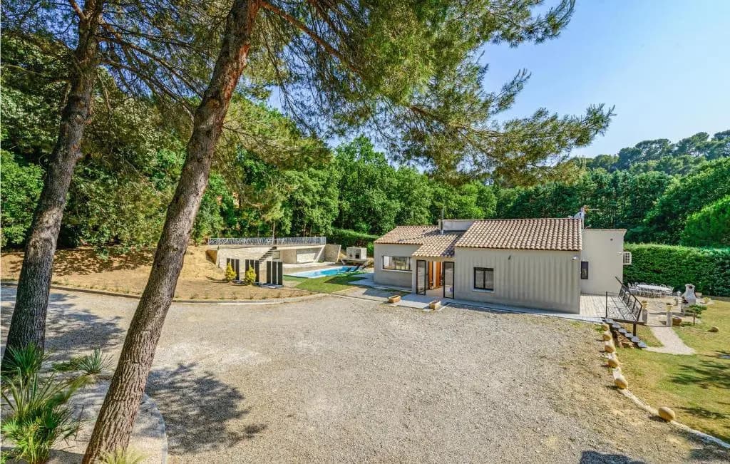Amazing home in Rognes with 4 Bedrooms, WiFi and Outdoor swimming pool - Photo 1