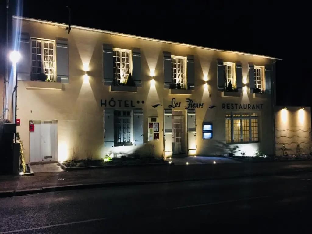 Hôtel Restaurant Les Fleurs - Photo 1
