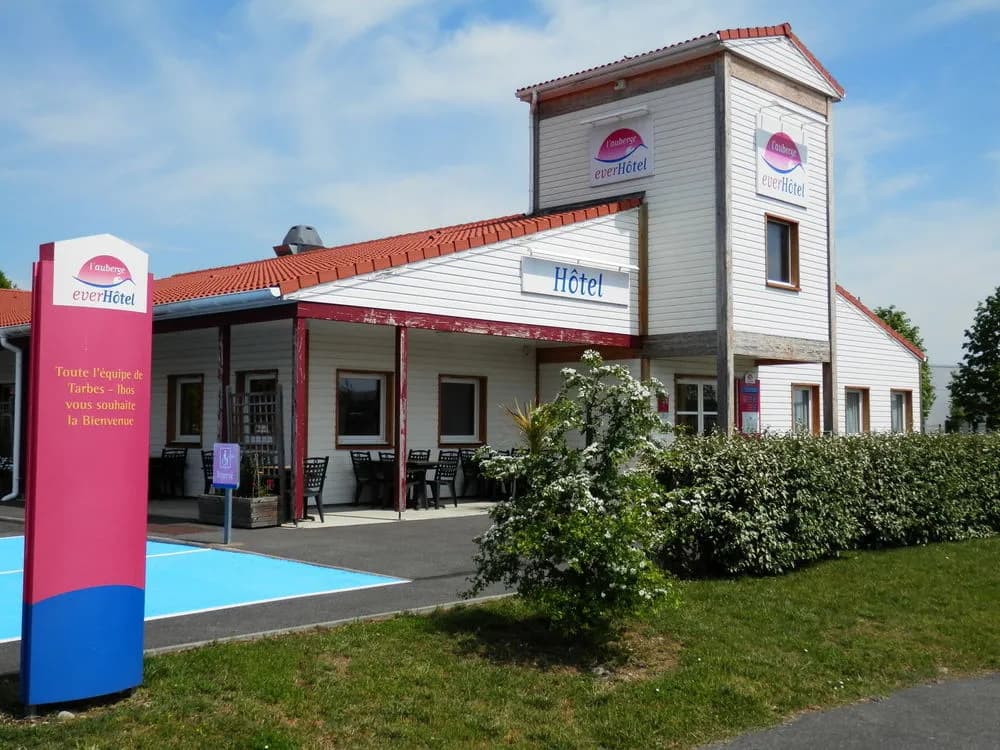 Ever Route 64 Brit Hotel Tarbes Ibos - Photo 1