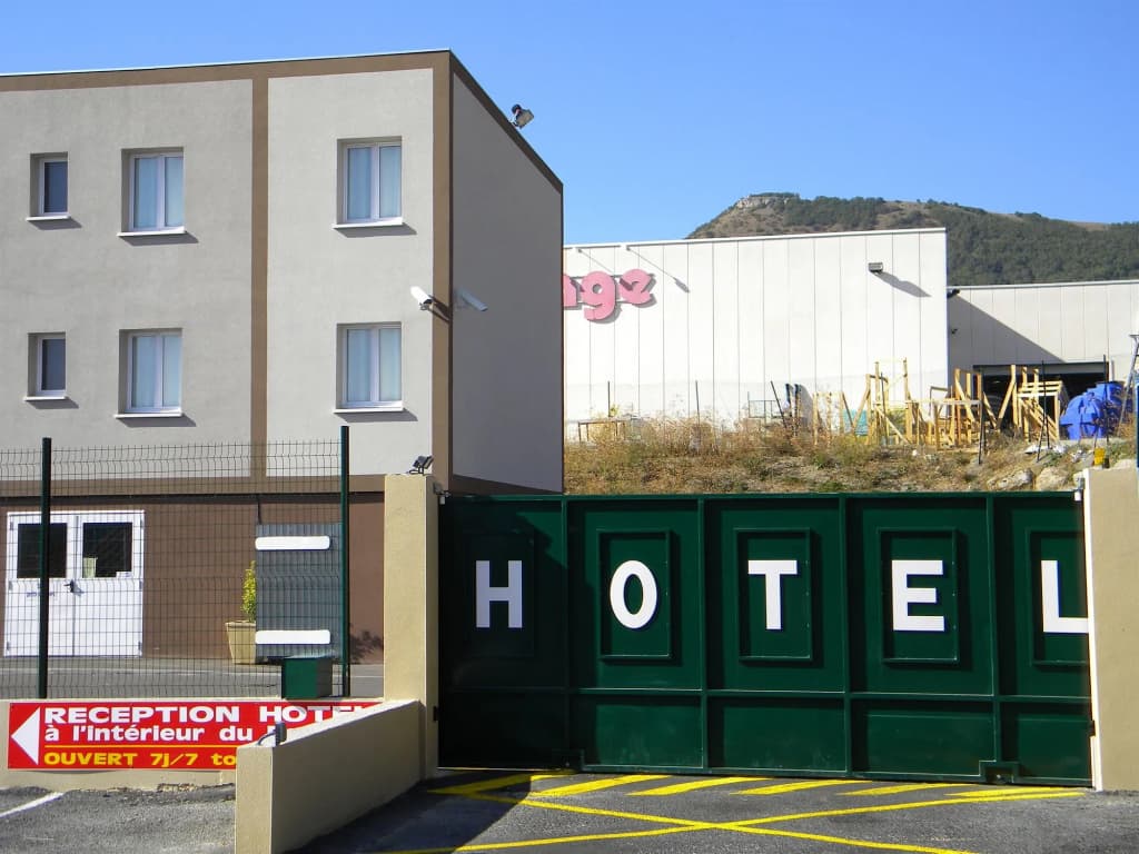 Cit'Hotel Restaurant Bowling de Millau - Photo 1