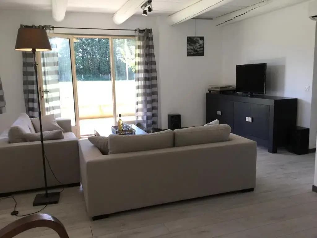 Maison Familiale Climatisée avec Piscine Privée Clôturée et Grand Jardin, située à Fontvieille au cœur des Alpilles, 8 per...