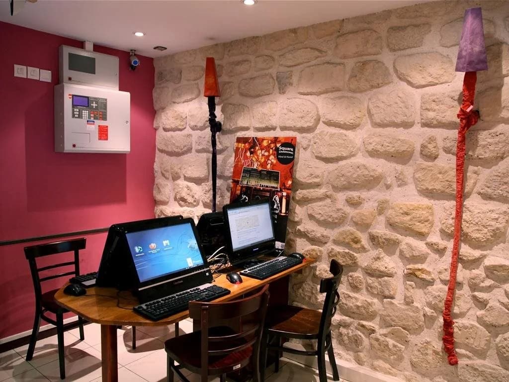 Plug Inn Boutique Hostel - Photo 1