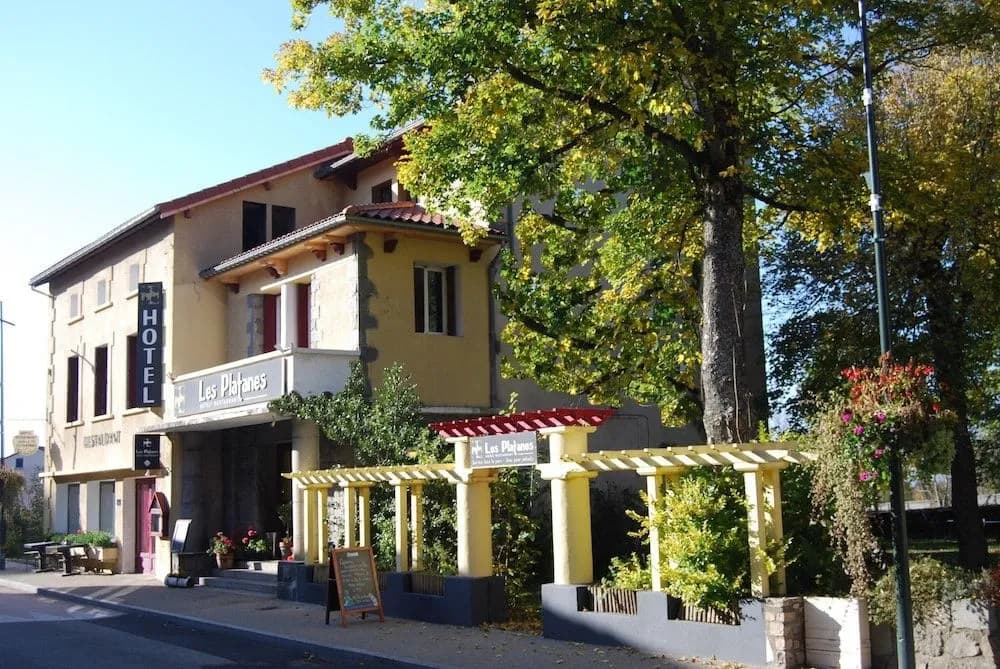 Hôtel Restaurant les Platanes - Photo 1