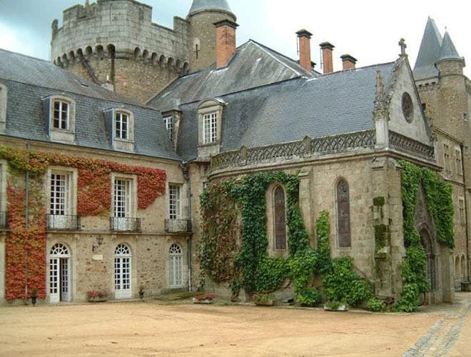 Chateau de Busset - Photo 1