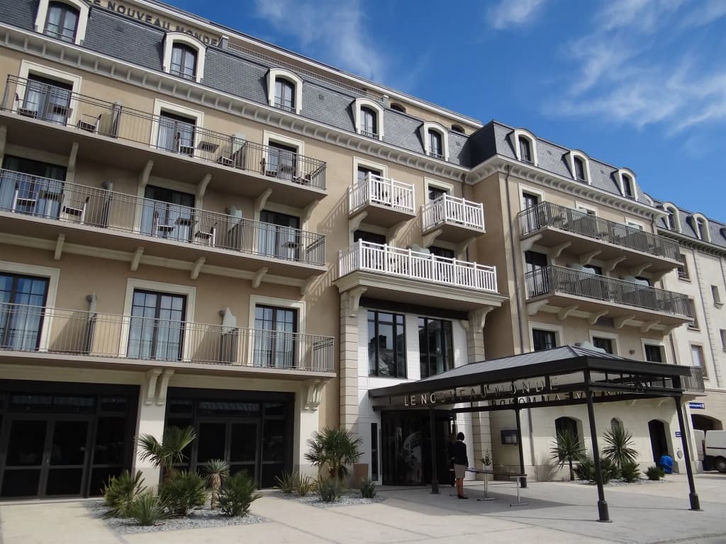 Hôtel Le Nouveau Monde - Photo 1