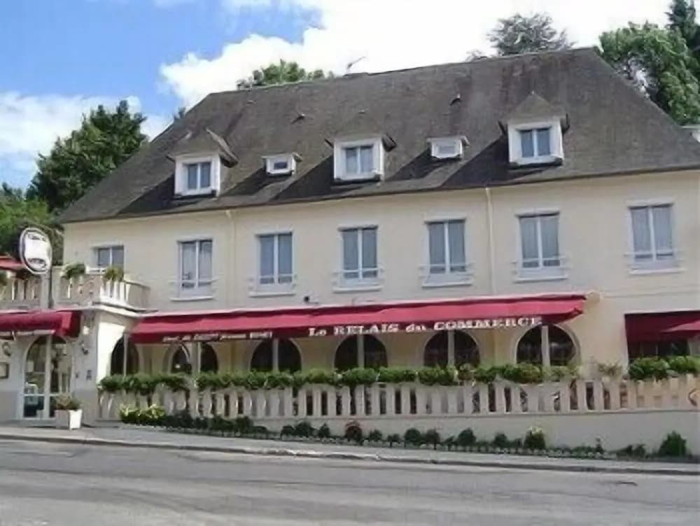 Logis Hotel Restaurant Du Commerce - Photo 1