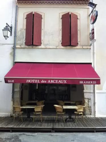 Hotel Les Arceaux - Photo 1