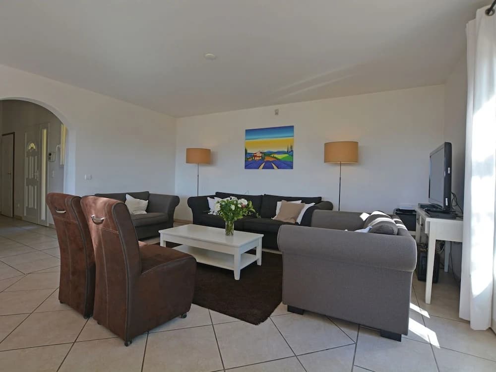 Beautiful Villa in Vidauban with Swimming Pool - Photo 1