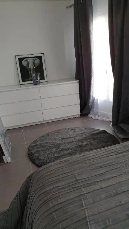 Dari's Host - Photo 1