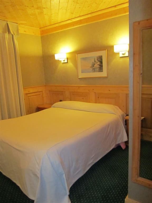 Hôtel Denarié Rest. les Cinq Chemins - Photo 1