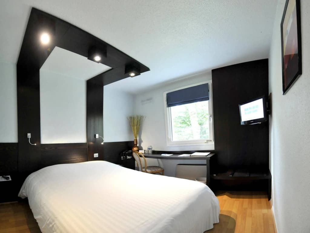Cottage Hotel - Photo 1