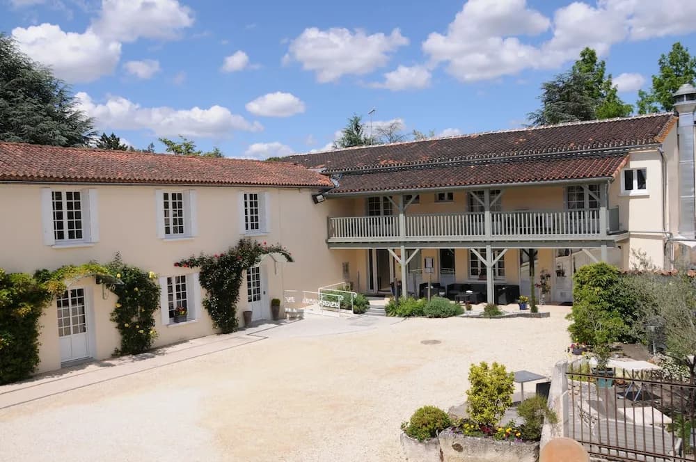 Logis Hôtel l'Essille - Photo 1