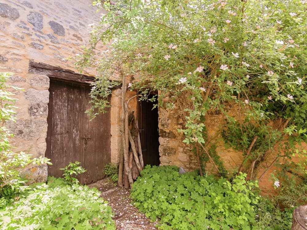 A Romantic Hamlet With Lush Gardens on a Hill - Photo 1