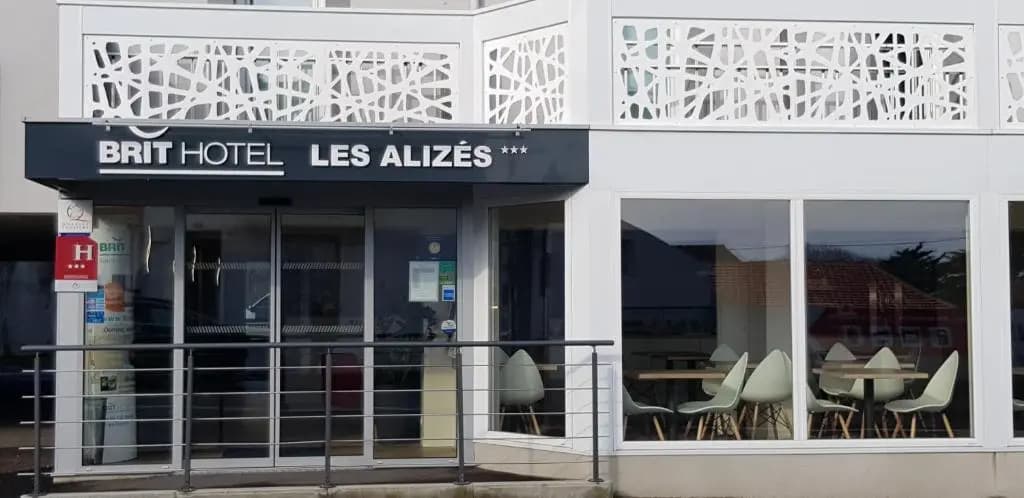 Brit Hotel Les Alizés - Photo 1