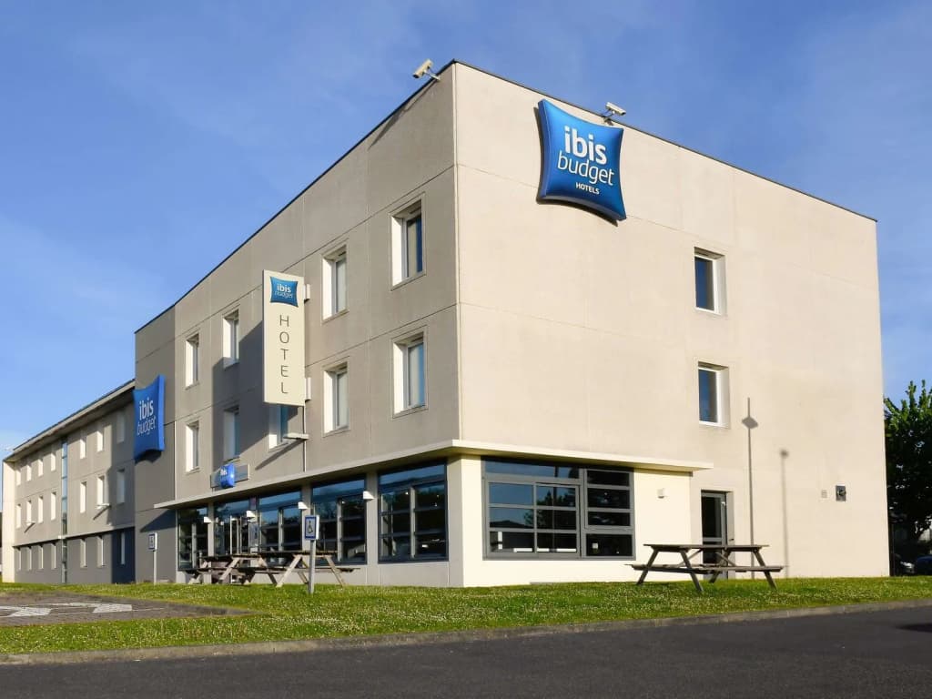 ibis budget Caen Porte de Bretagne - Photo 1