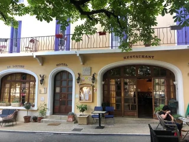 Logis Hotel le Louvre - Photo 1