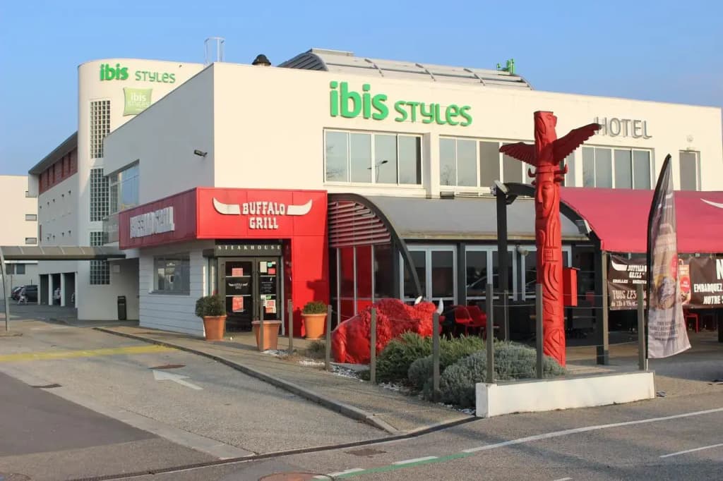 ibis Styles Crolles Grenoble A41 - Photo 1