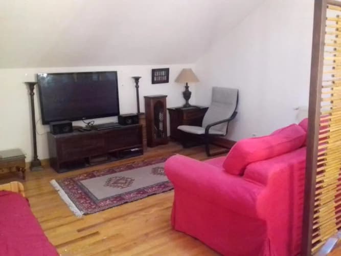 Appartement en loft 50m2 dans maison avec chambre en mezzanine et canapes lits dans salon